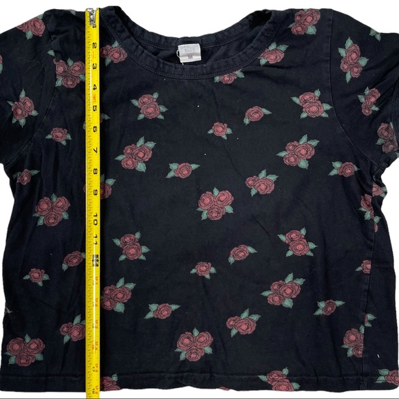 Darling Blue size medium cropped short sleeve black shirt with red & green roses - Picture 6 of 8
